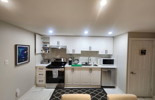 Churchill Meadows House | Cozy & Spacious 1 Bedroom Private Basement Apartment