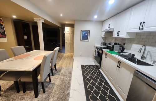 Churchill Meadows House | Cozy & Spacious 1 Bedroom Private Basement Apartment