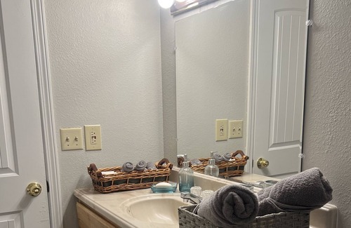 Northeast Anchorage House | Cozy & Spacious Fully Equipped Modern Home