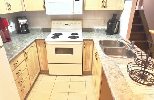 Whitby Apartment | Cozy Stay Near Whitby Downtown – 9 Mins to the Lake, Wildlife & Nature Trails!