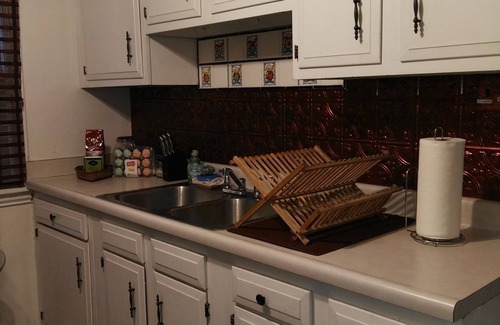 Cleveland Heights Apartment | Cozy Stone Castle 12 Mins To CWRU/Cleveland Clinic