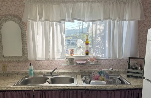 Central Point Cottage | Cozy Studio downtown. Walk to choices of restaurants, stores or parks