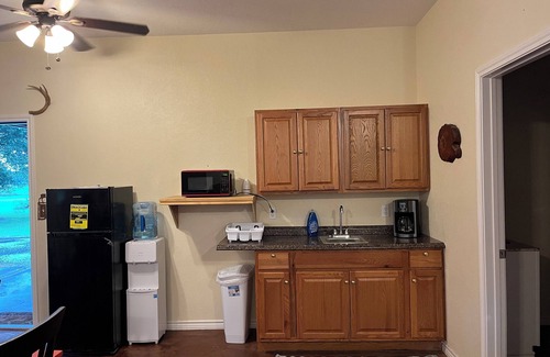 Huxley Apartment | Cozy studio in charming Shelbyville with WiFi, AC,.9 mile from Huxley Bay Marina