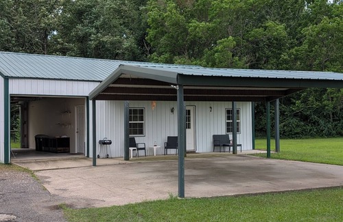 Huxley Apartment | Cozy studio in charming Shelbyville with WiFi, AC,.9 mile from Huxley Bay Marina