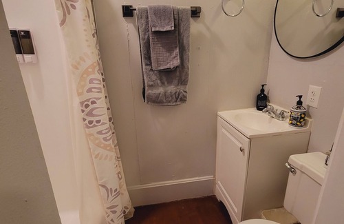 Denton Apartment | Cozy studio in charming Denton flew blocks from UNT