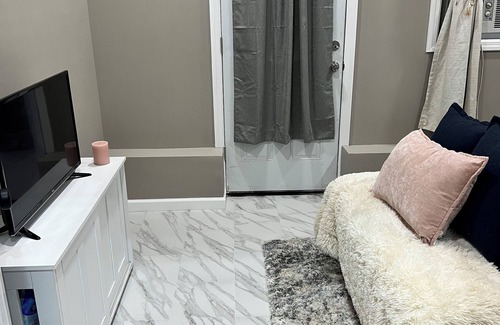 Brentwood House | Cozy Studio near major highways. 45mins from NYC & 60 mins from Hamptons.