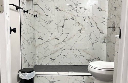 Brentwood House | Cozy Studio near major highways. 45mins from NYC & 60 mins from Hamptons.