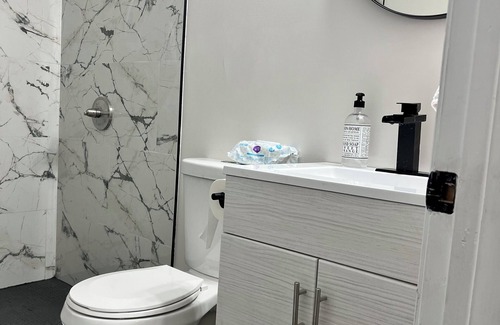 Brentwood House | Cozy Studio near major highways. 45mins from NYC & 60 mins from Hamptons.