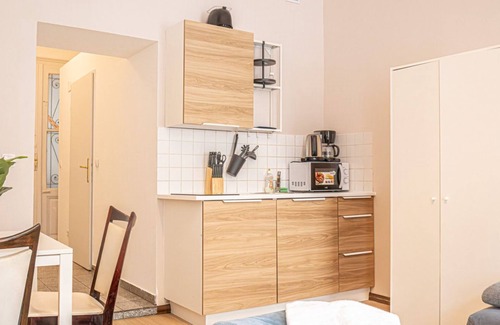 Neulerchenfeld Apartment | Cozy & Stylish 1-BR Studio Retreat-Perfect Getaway