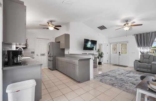 Warm Mineral Springs House | Cozy & Stylish 1BD Getaway steps to Warm Mineral Springs