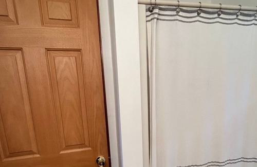 Castleton-on-Hudson House | Cozy Tiki Bar House. 10 minutes to downtown Albany!