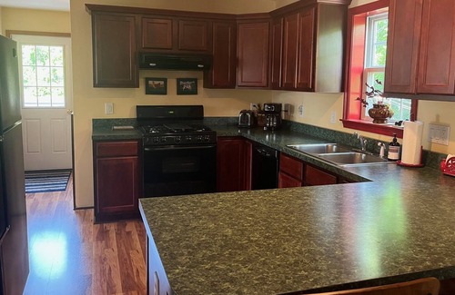 Castleton-on-Hudson House | Cozy Tiki Bar House. 10 minutes to downtown Albany!