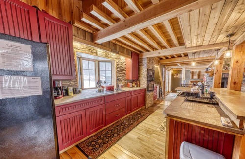 Great Valley House | Cozy Timber Frame Home! 5 minutes to Holiday Valley and downtown Ellicottville!