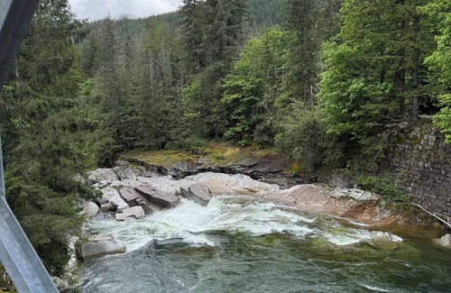 Gold Bar Cabin | Cozy Tiny Cabin with RIVER VIEWS! nSleeps 3, hot tub, wood stove, fire pit!