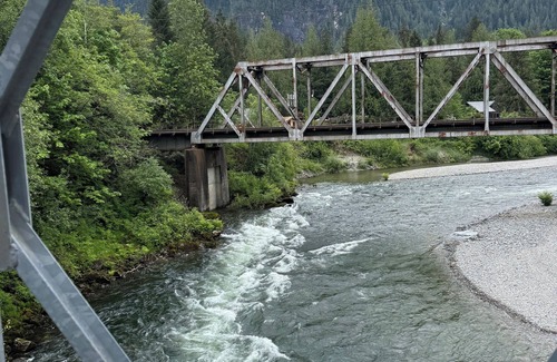 Gold Bar Cabin | Cozy Tiny Cabin with RIVER VIEWS! nSleeps 3, hot tub, wood stove, fire pit!