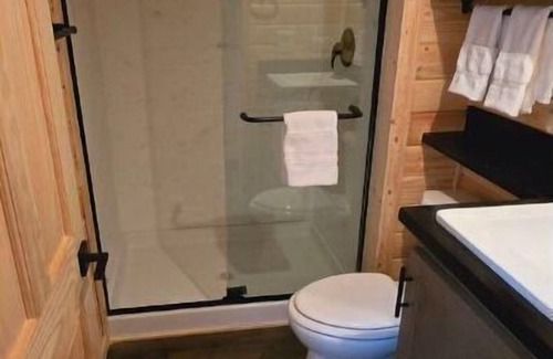 Page Cabin | Cozy Tiny Home King Room #15A