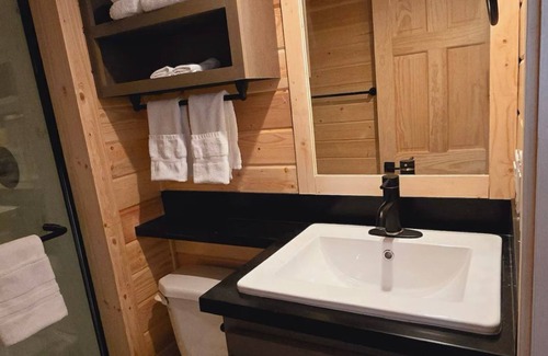 Page Cabin | Cozy Tiny Home King Room #15A