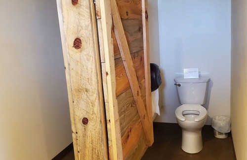 Crook County Cabin | Cozy twin and full bed cabin complete with WiFi, fitness room in superb Aladdin