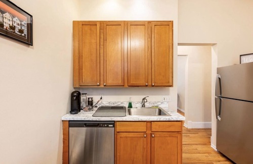 Lakeview Apartment | Cozy two bedroom close to Wrigley Field