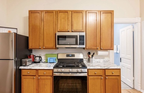 Lakeview Apartment | Cozy two bedroom close to Wrigley Field