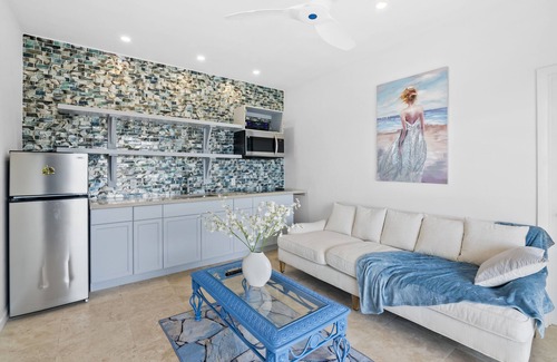 Farmer's Hill Cottage | Cozy two-bedroom two bathroom on white sandy beach