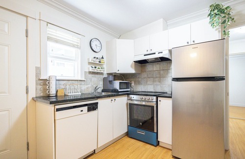 Seafair House | Cozy two bedrooms unit in Richmond BC