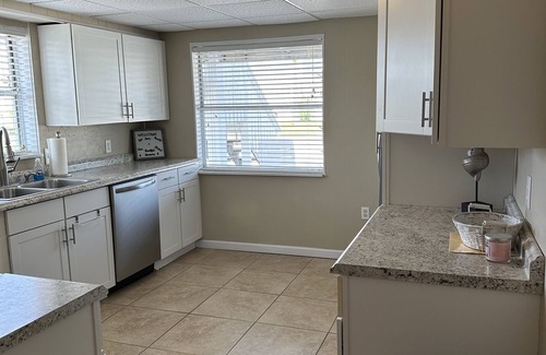 Fernandina Beach Cottage | Cozy updated cottage located downstairs and Steps away from beach access 9N.