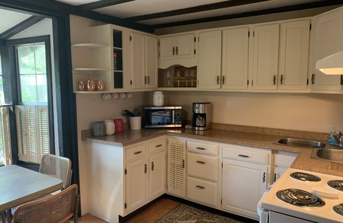 Ballwin House | Cozy vacation home just 20 minutes from Six Flags St. Louis