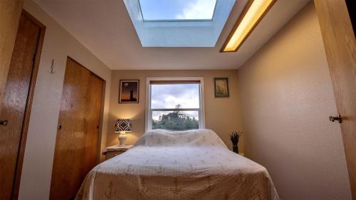 Lakeside House | Cozy Waterfront Cottage with Hot Tub in Lakeside, Oregon