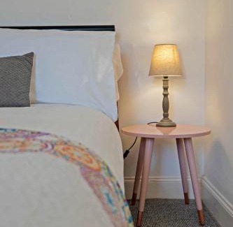 Bonnington Apartment | Cozy with Character Logie Green Central Main Door Flat