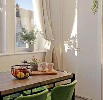 Bonnington Apartment | Cozy with Character Logie Green Central Main Door Flat