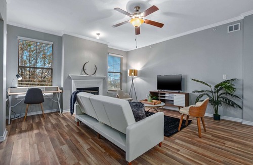 Cityplace Apartment | CozySuites | Uptown Living | King Beds