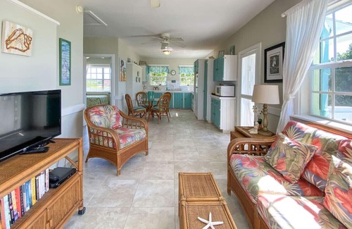 Cockburn Town Apartment | Crabtree #1 - Amazing Beach -Walk to Restaurants