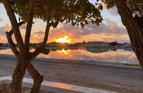 Cockburn Town Apartment | Crabtree #1 - Amazing Beach -Walk to Restaurants