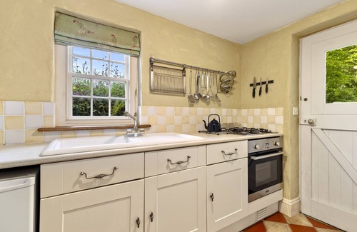 Cosheston Cottage | Creek Cottage - a cottage that sleeps 5 guests in 3 bedrooms