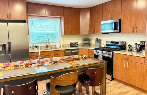 Saugerties South House | Creekfront Large 5BR Private Hot Tub Kayaks Sauna Arcade Pet Friendly