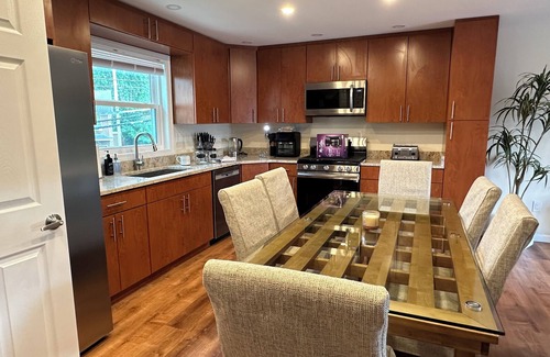 Saugerties South House | Creekfront Large 5BR Private Hot Tub Kayaks Sauna Arcade Pet Friendly