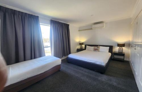 Queanbeyan Hotel | Crest Motor Inn