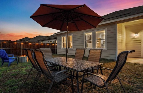 Lavon House | Crew Stay: Sleeps 10, Wi-Fi, Parking, Big Backyard