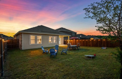 Lavon House | Crew Stay: Sleeps 10, Wi-Fi, Parking, Big Backyard