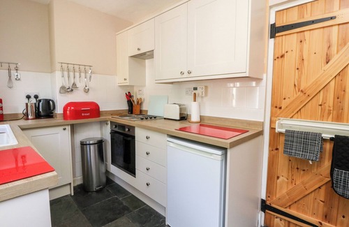 Cairnbaan Cottage | CRINAN CANAL COTTAGE NO8, pet friendly, with open fire in Kilmartin