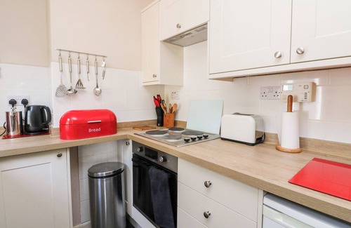 Cairnbaan Cottage | CRINAN CANAL COTTAGE NO8, pet friendly, with open fire in Kilmartin