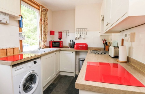 Cairnbaan Cottage | CRINAN CANAL COTTAGE NO8, pet friendly, with open fire in Kilmartin