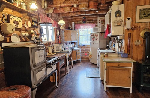 Richmondville Cabin | Cross Hill Getaway - Log Cabin & Glamping Retreat