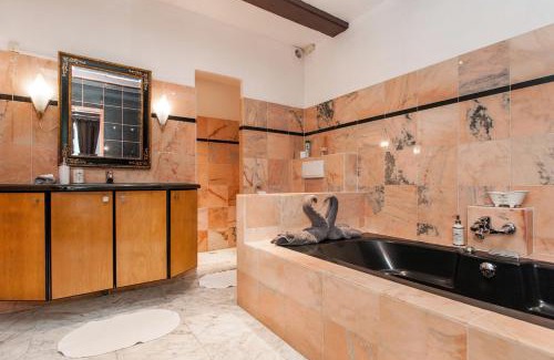 Burgwallen Nieuwe Zijde House | Crown Guesthouse Amsterdam