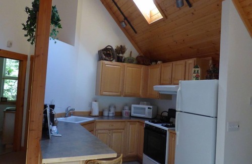 Enumclaw Apartment | Crystal Carriage House- in Greenwood, sleeps up to 4