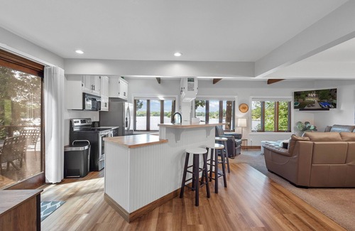 Plymouth House | Crystal Clear Lake, Hot Tub, Kayaks, SUP & Firepit