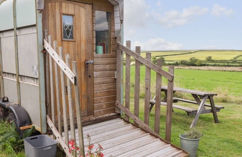 Kidwelly Cottage | CUDDFAN ECO LODGE, romantic, character holiday cottage in Kidwelly