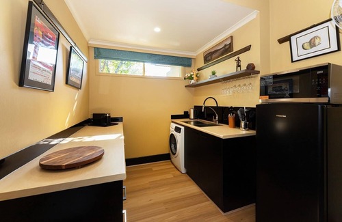 East Albury Apartment | Cullalo ArtHouse- gorgeous accommodation combined with an art gallery! - Stunning one bedroom apartment in east Albury