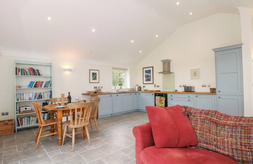 Shocklach Cottage | CURLEW, romantic, character holiday cottage, with a garden in Tilston